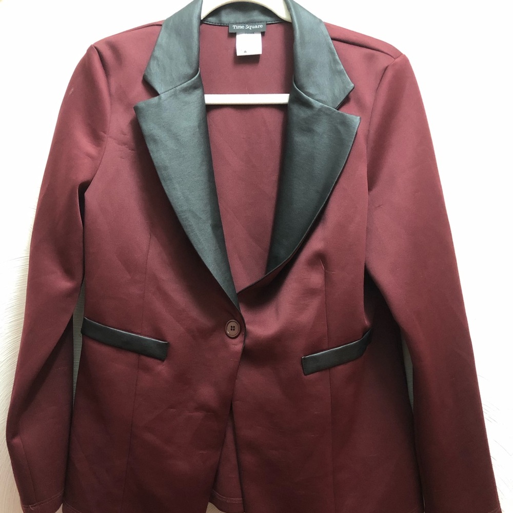 It’s in great condition and was only worn once!